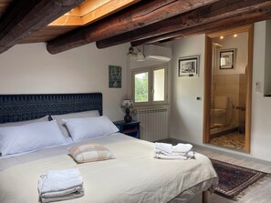 4 bedrooms, desk, iron/ironing board, free WiFi