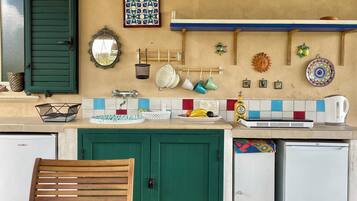 Frigorifero, microonde, piano cottura, macchina per tè/caffè