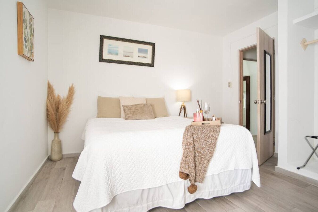1 slaapkamer, een strijkplank/strijkijzer, reisbedje, gratis wifi