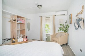 1 quarto, ferros/tábuas de passar roupa, berço de viagem