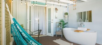 Suite 1 for couples with private balcony with tub