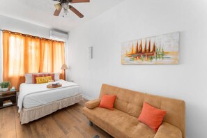 2 habitaciones, tabla de planchar con plancha y cuna de viaje 