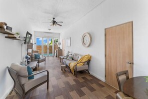 Smart TV, reproductor de DVD y libros 