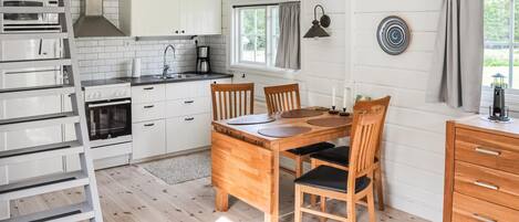 Fridge, oven, stovetop, coffee/tea maker
