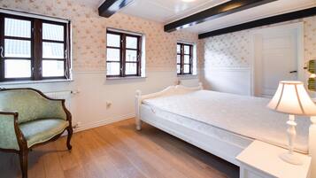 13 bedrooms, travel crib, free WiFi