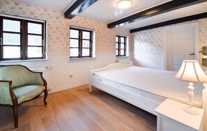 13 bedrooms, travel crib, free WiFi