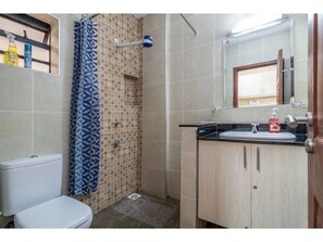 淋浴设施、毛巾、肥皂、卫生纸