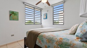 3 slaapkamers, een strijkplank/strijkijzer, gratis wifi, beddengoed