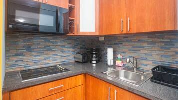 Frigorífico, microondas, placa de cocina y cafetera o tetera