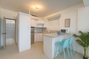 Kühlschrank, Mikrowelle, Herdplatte, Wasserkocher mit Kaffee-/Teezubehör