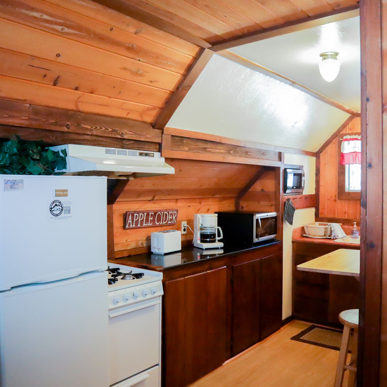 Lakeside Dr cabin in Green Valley Lake, Trails and Sledding!