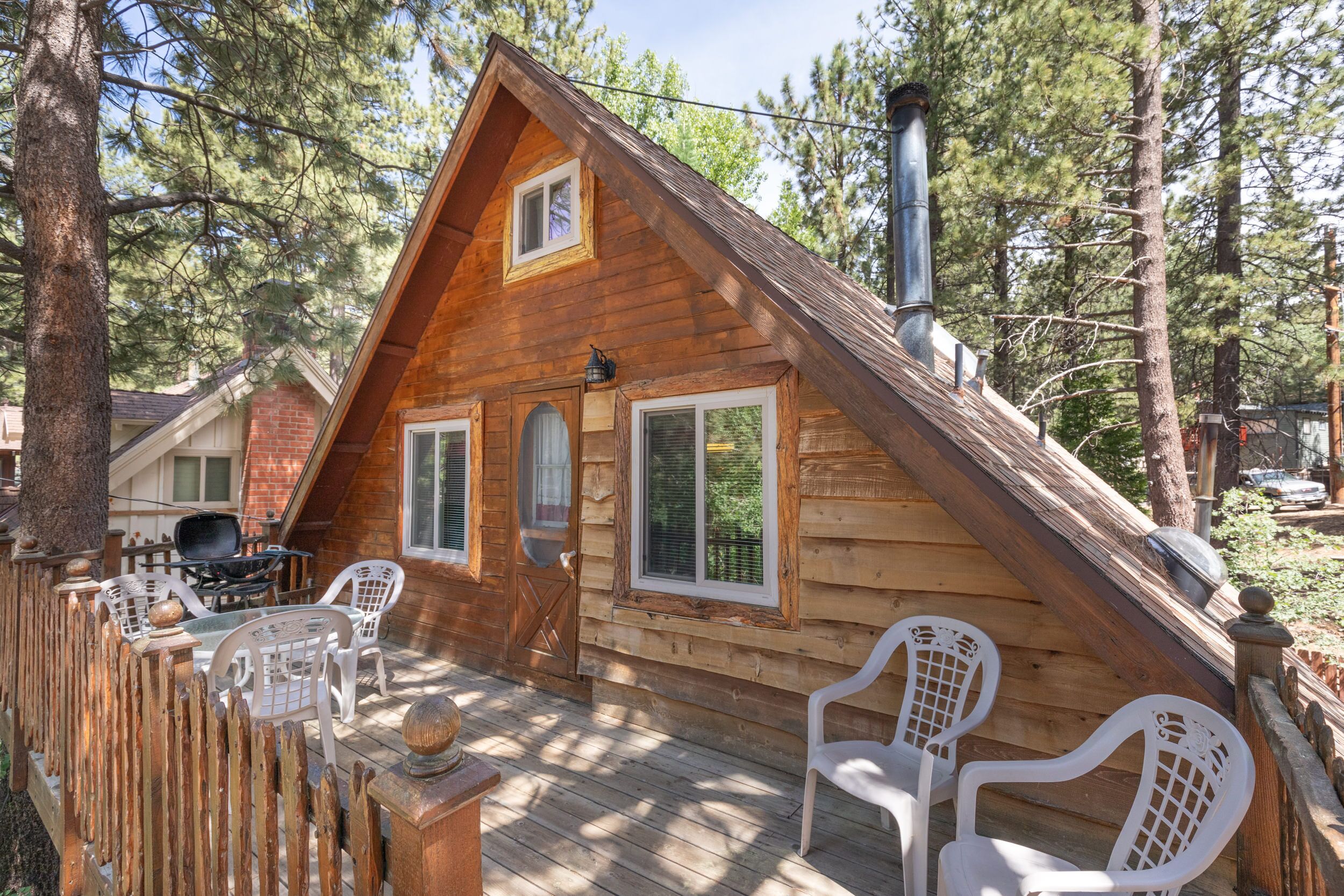 Lakeside Dr cabin in Green Valley Lake, Trails and Sledding!