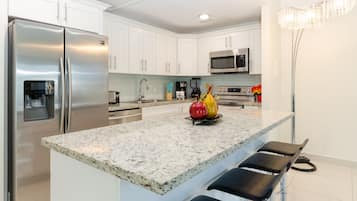 Casa, 4 habitaciones | Cocina privada | Refrigerador con congelador, microondas, horno y parrilla de estufa