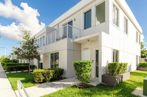 Vista frontal de la propiedad