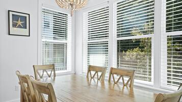 House, 3 Bedrooms | In-room dining