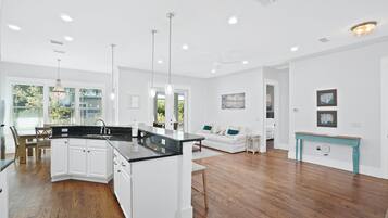 House, 3 Bedrooms | Private kitchen | Full-size fridge, microwave, oven, stovetop