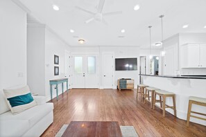 Hus, 3 soverom | Oppholdsområde | En 55-tommers smart-TV med kabel-kanaler samt bordtennis