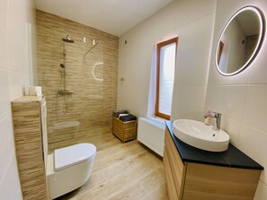 Ensemble douche/baignoire, serviettes fournies
