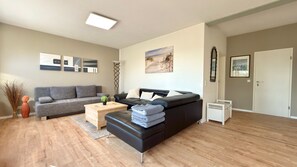 TV, books, music library, stereo - Close to the city, yet quiet and in the country - ideal for a relaxing holiday! (Newel)