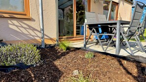 Outdoor dining - Close to the city, yet quiet and in the country - ideal for a relaxing holiday! (Newel)