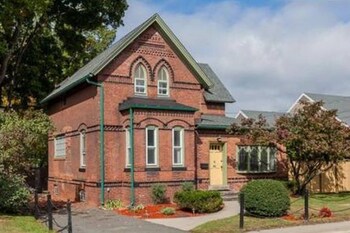 Detached, Spotless 3 Bd. Home - Sleeps 7