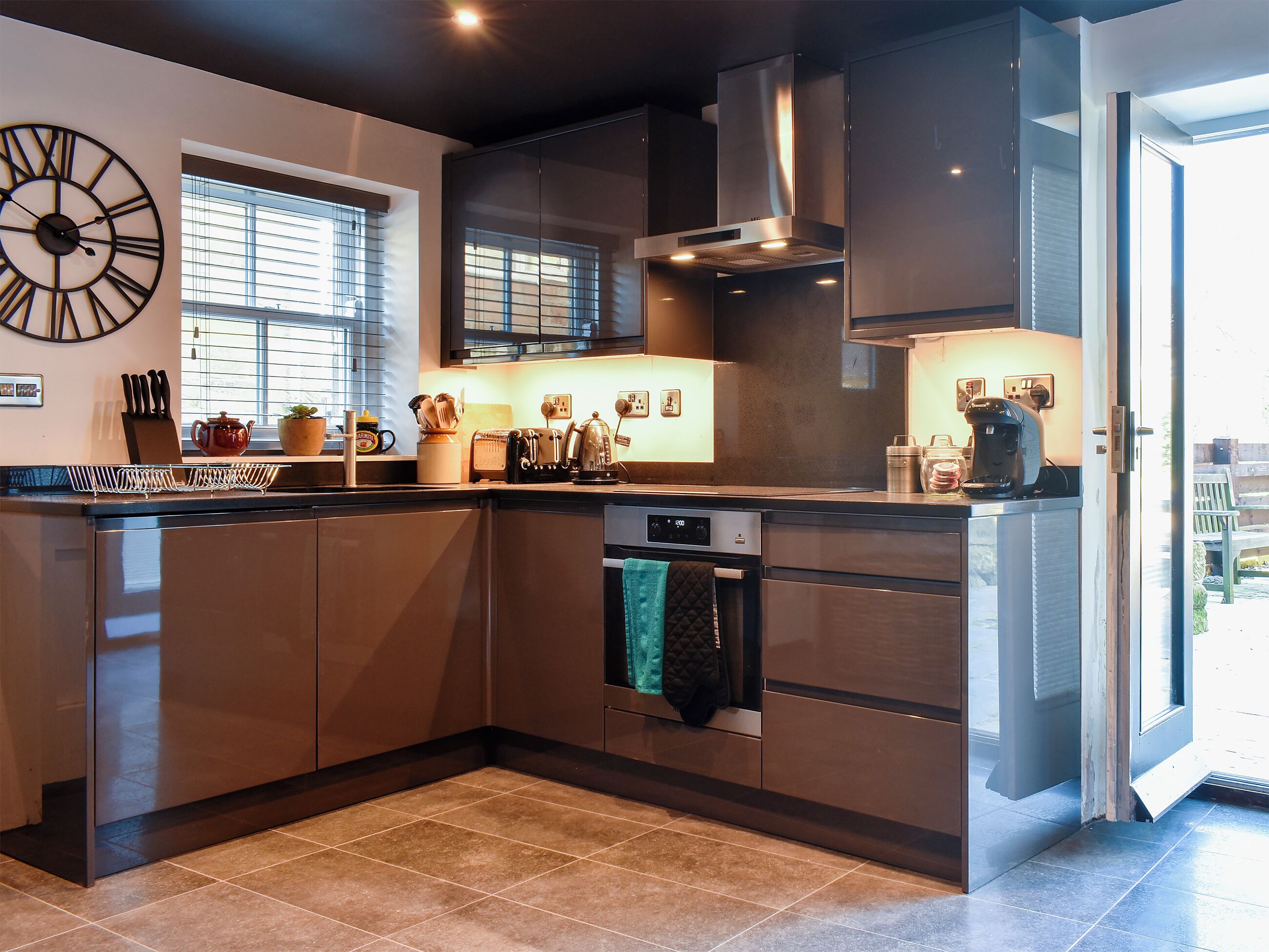 فرن، غسالة أطباق، مجمّد