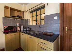 Een koelkast, een magnetron, een oven, een kookplaat