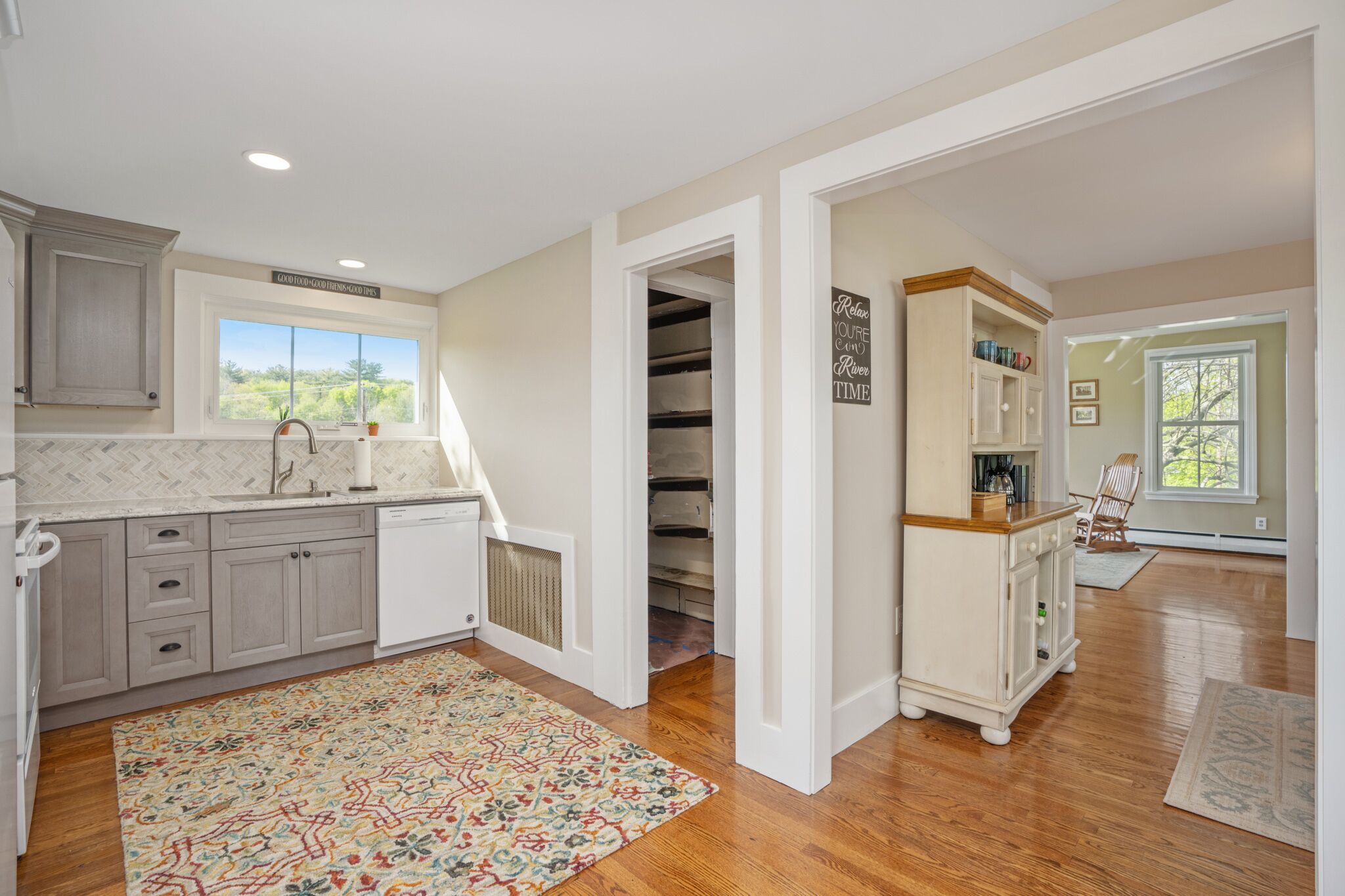 Gorgeous River Views! On Rails to Trails and just steps to quaint Collinsville