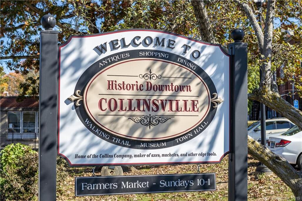 Welkomstbord voor het historische centrum van Collinsville, met vermelding van antiek, winkels, eetgelegenheden, wandelpad, museum, stadhuis en de Farmers Market op zondag van 10 tot 1 uur.