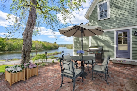 Outdoor dining. Gorgeous River Views! On Rails to Trails and just steps to quaint Collinsville