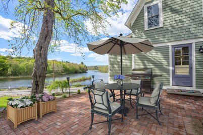 Gorgeous River Views! On Rails to Trails and just steps to quaint Collinsville
