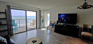 Smart TV, chimenea, reproductor de DVD y libros 