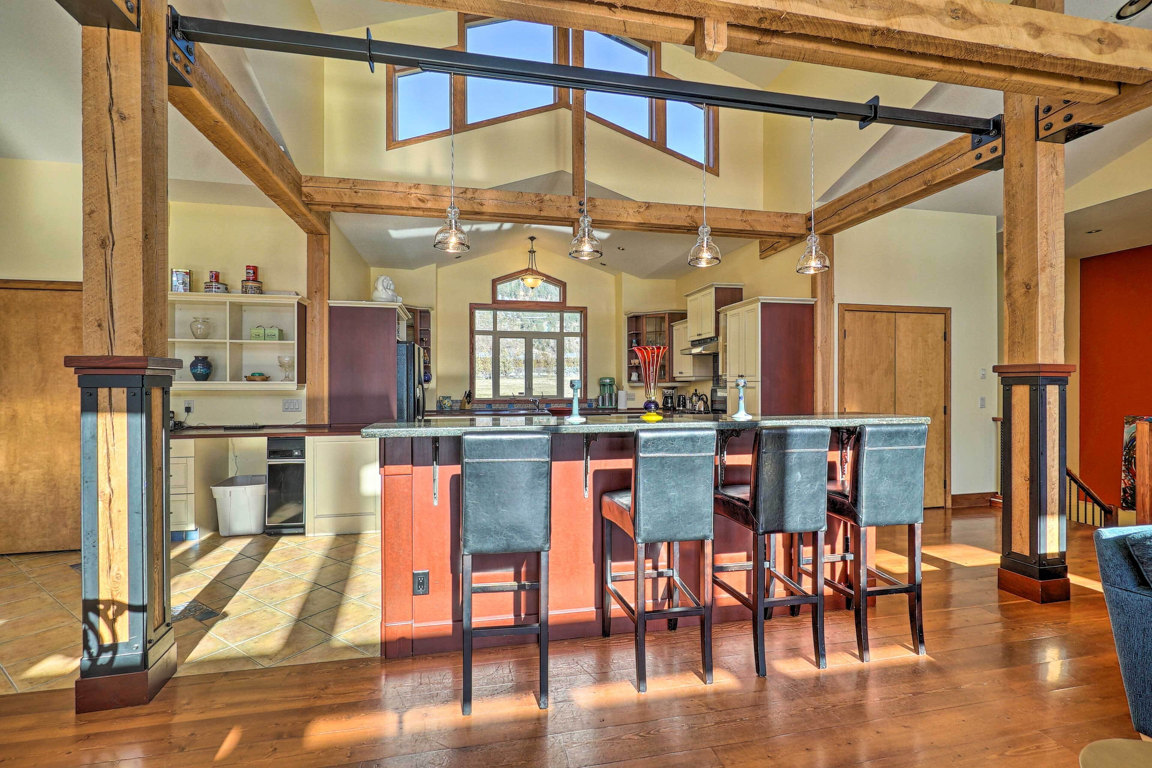 Country Villa on Kalamalka Lake w/ Private Pool!