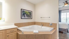 Séchoir à cheveux, bidet, serviettes fournies, savon