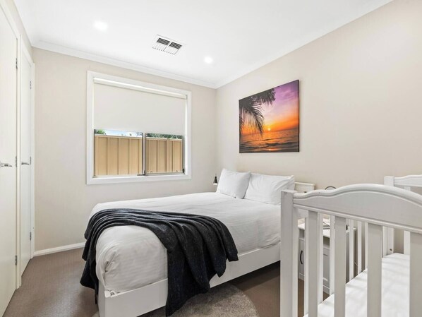 3 habitaciones, escritorio y tabla de planchar con plancha 