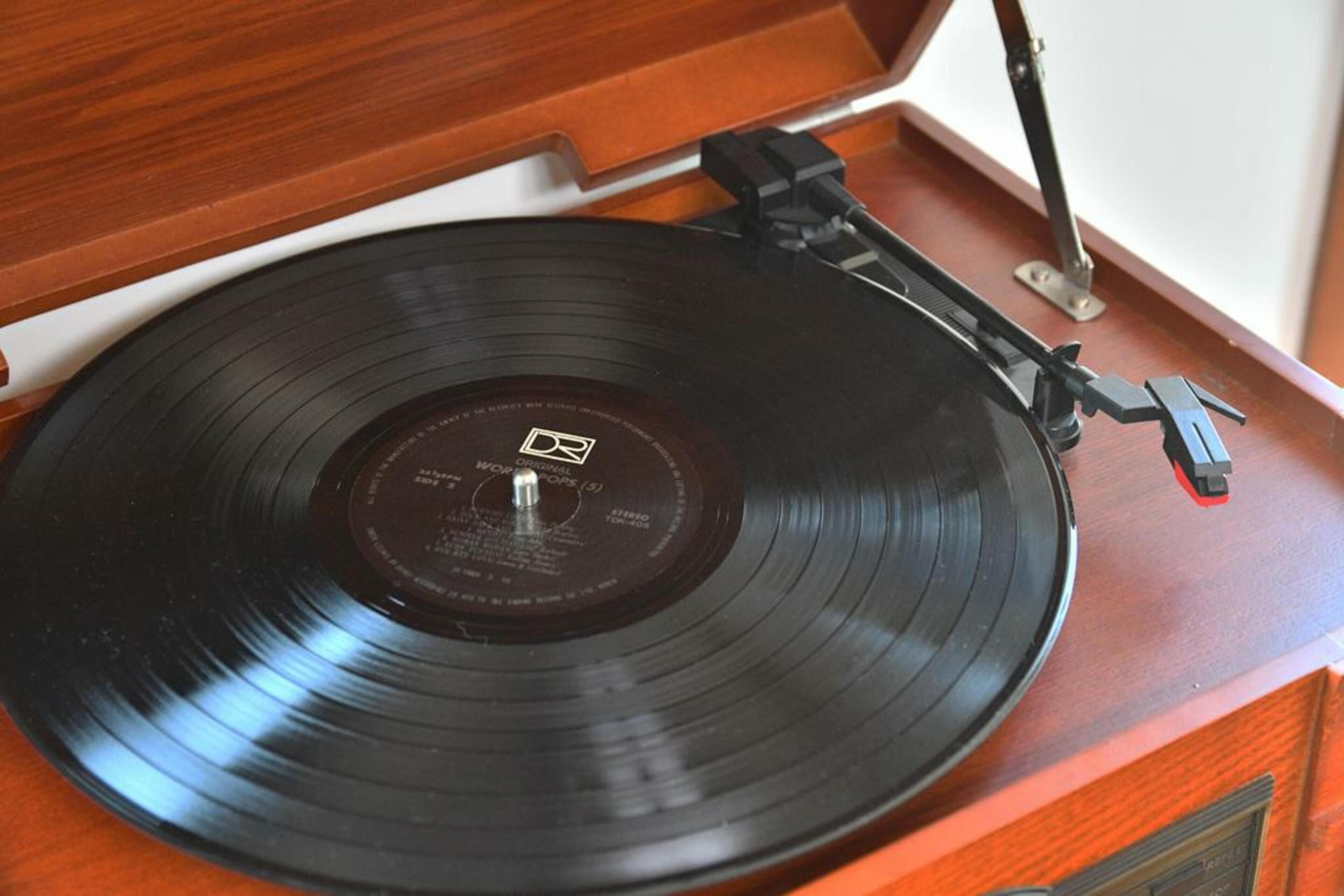Un disc de vinil sobre un toca discos.