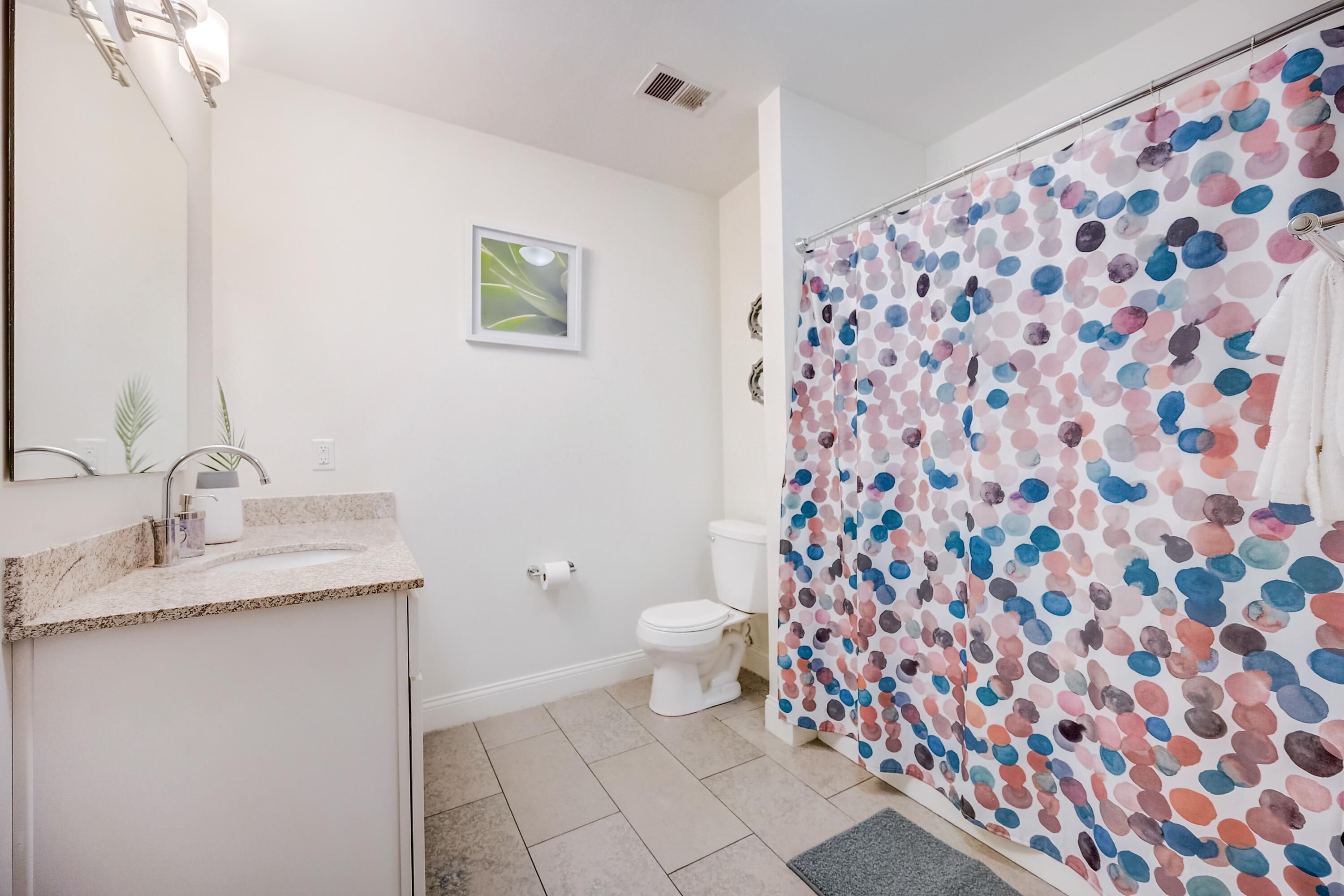 Frontdesk | Vibrant Top Floor 1 BR in Downtown