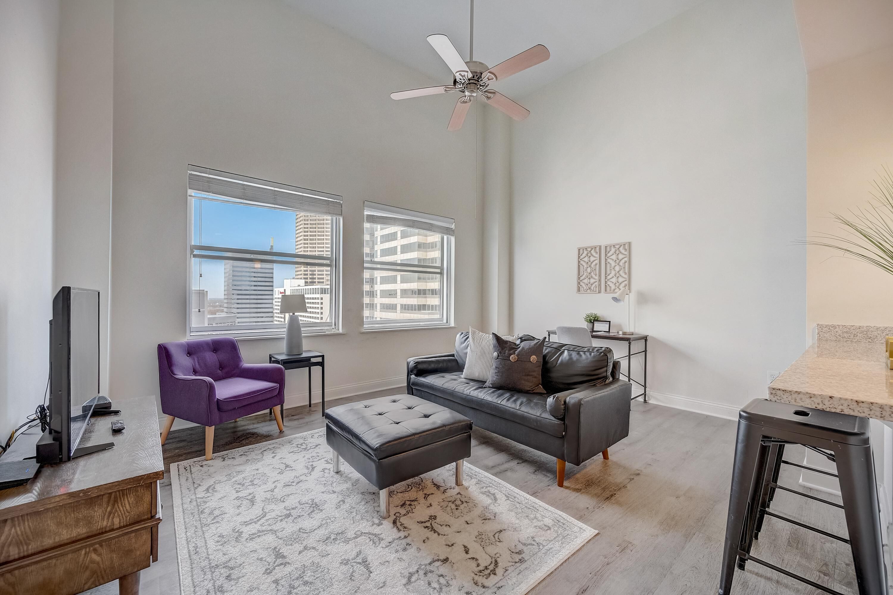 Frontdesk | Vibrant Top Floor 1 BR in Downtown