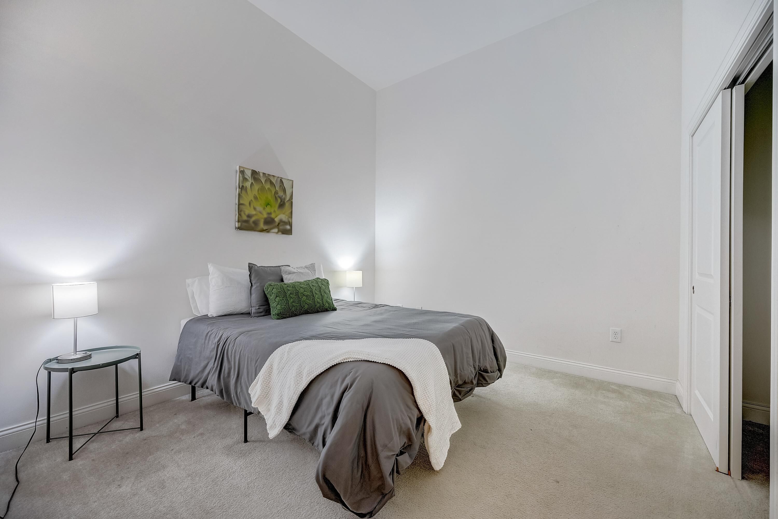 Frontdesk | Vibrant Top Floor 1 BR in Downtown