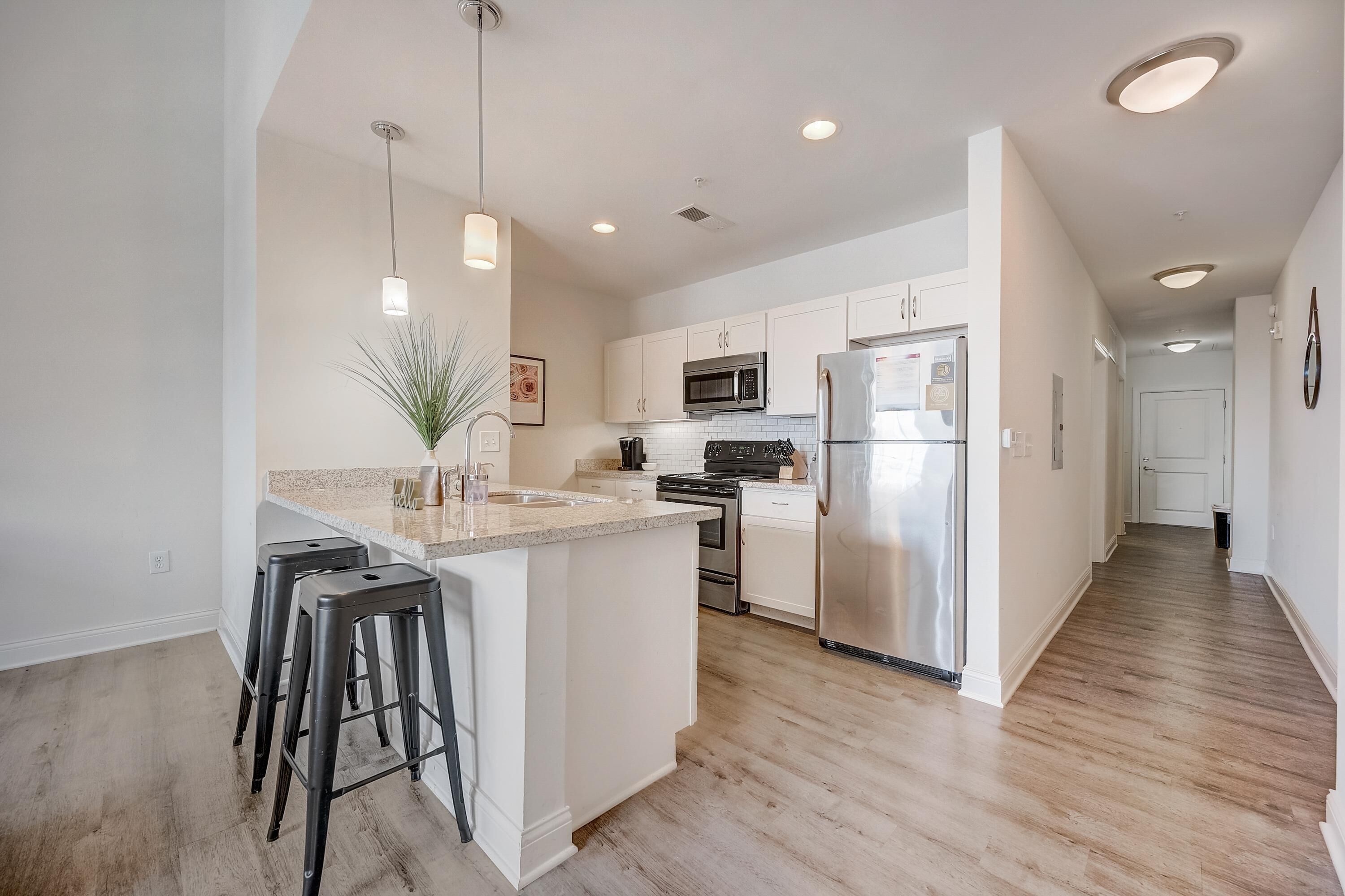 Frontdesk | Vibrant Top Floor 1 BR in Downtown