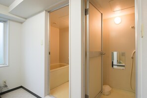 Towels, soap, shampoo, toilet paper - Owashi Lodge - Hostel (Kutchan)