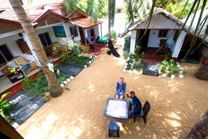 Phòng 4 tiện nghi đơn giản, 1 phòng ngủ, quang cảnh vườn, cạnh hồ | Trang trí khác biệt, trang bị nội thất với thiết kế riêng biệt, bàn 