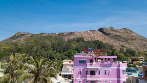 A pink building with a sign that reads "BIEN NOC HOTEL" and "COSTA DEL MAR". - Bien Ngoc Ly Son Hotel (Ly Son)
