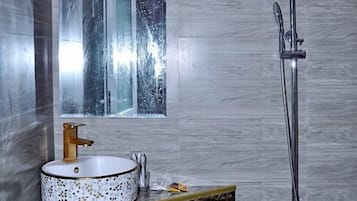 Regadera, regadera tipo lluvia, amenidades de baño gratuitas, pantuflas
