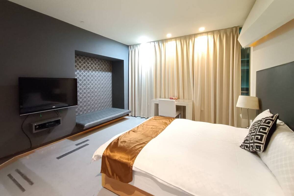 Blackout curtains, free WiFi, bed sheets