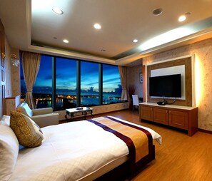 Blackout curtains, free WiFi, bed sheets