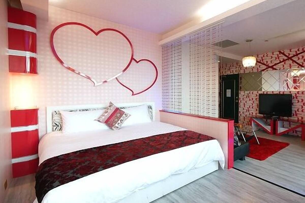 Blackout curtains, free WiFi, bed sheets