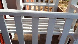 Una cerca de madera blanca con listones verticales.