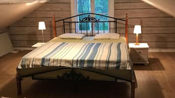 2 bedrooms, desk, iron/ironing board, WiFi