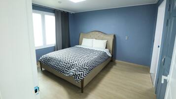 Un dormitorio con cama, ventana y puerta.